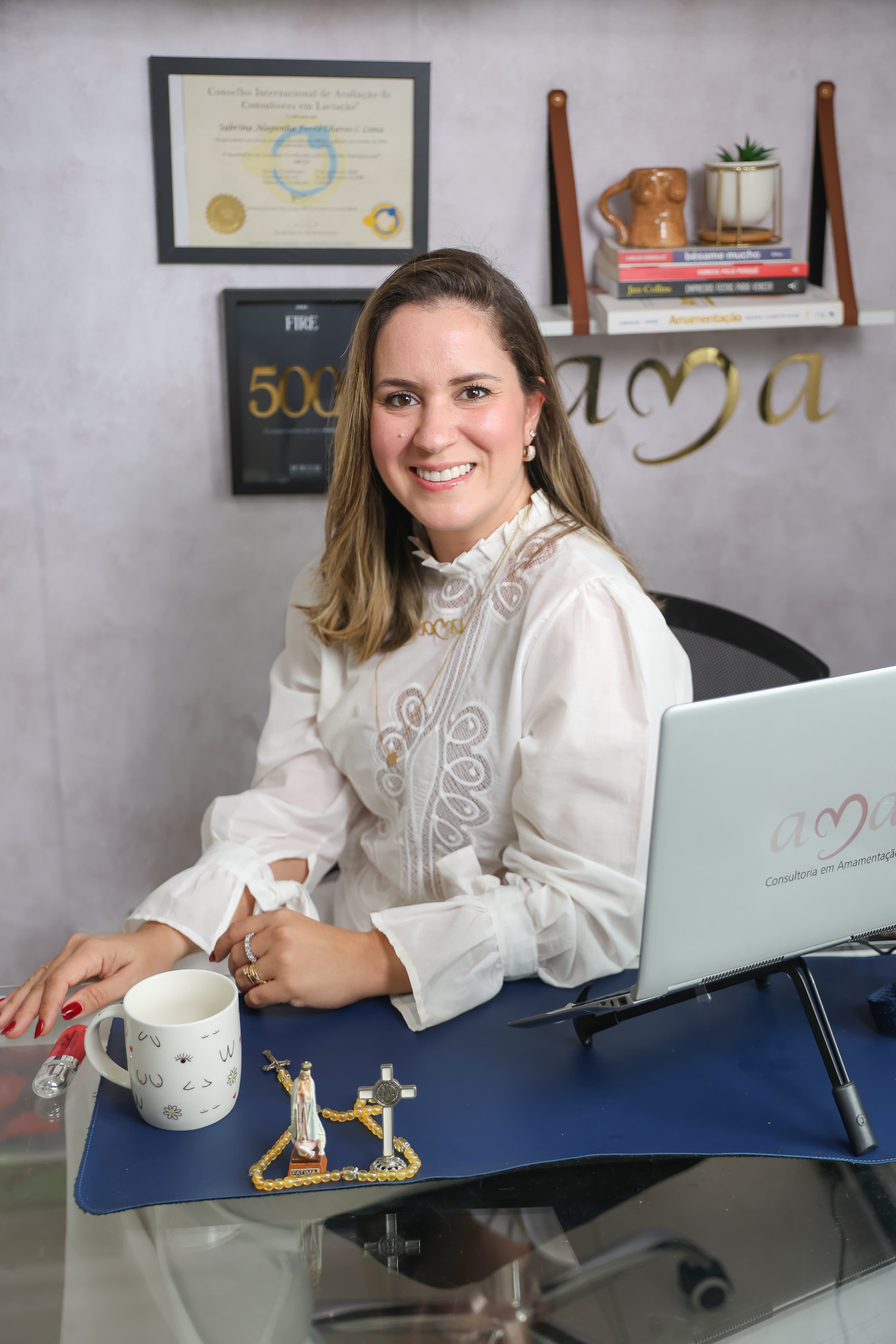 Sabrina Alapenha no consultório com certificado IBCLC